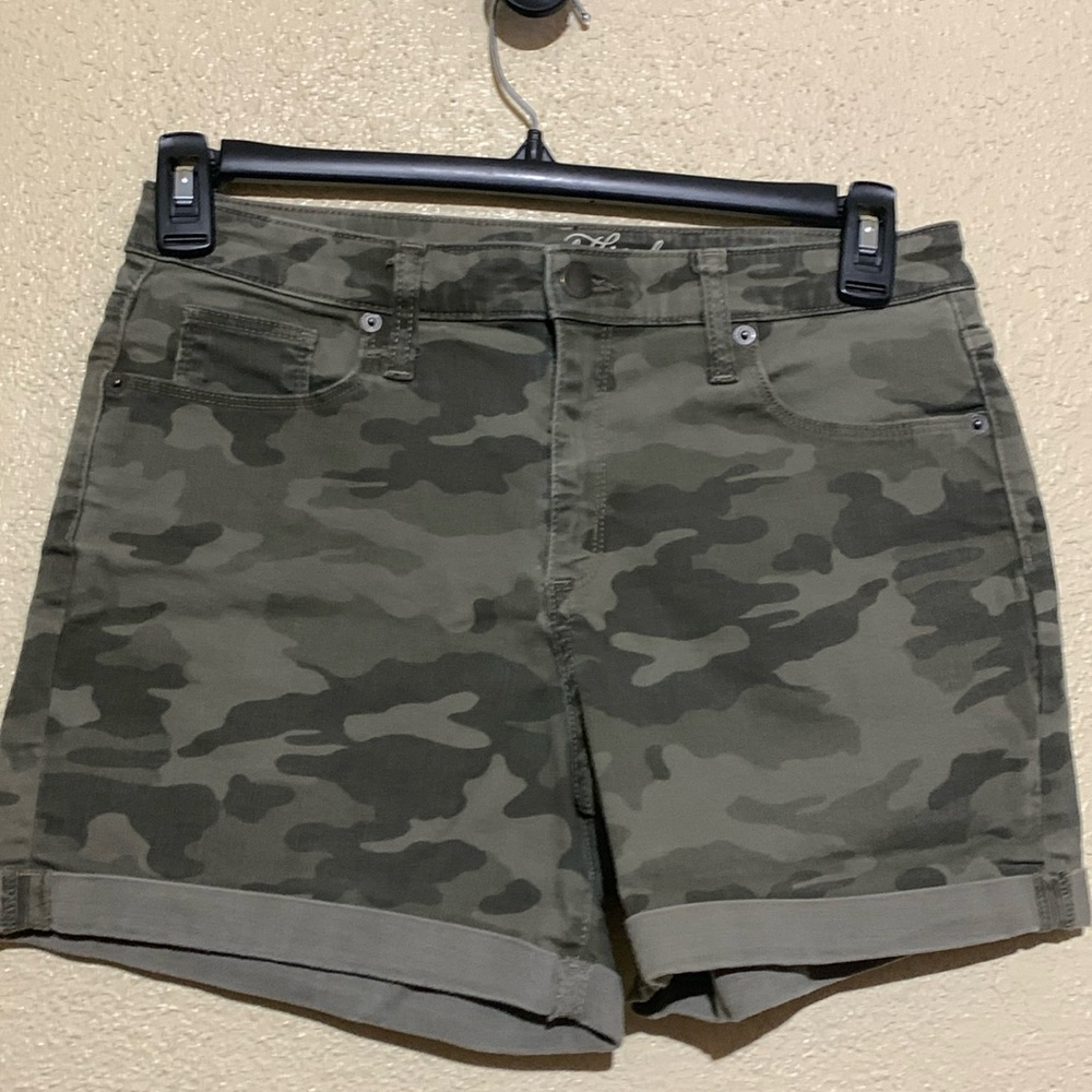 Universal Thread Shorts 8/29 Green Camo High Rise Midi Cuffed Hem Cotton Blend